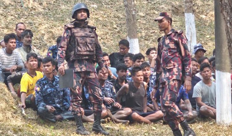 বাংলাদেশে আশ্রয় নিলেন মিয়ানমারের আরও ২৯ সেনা
